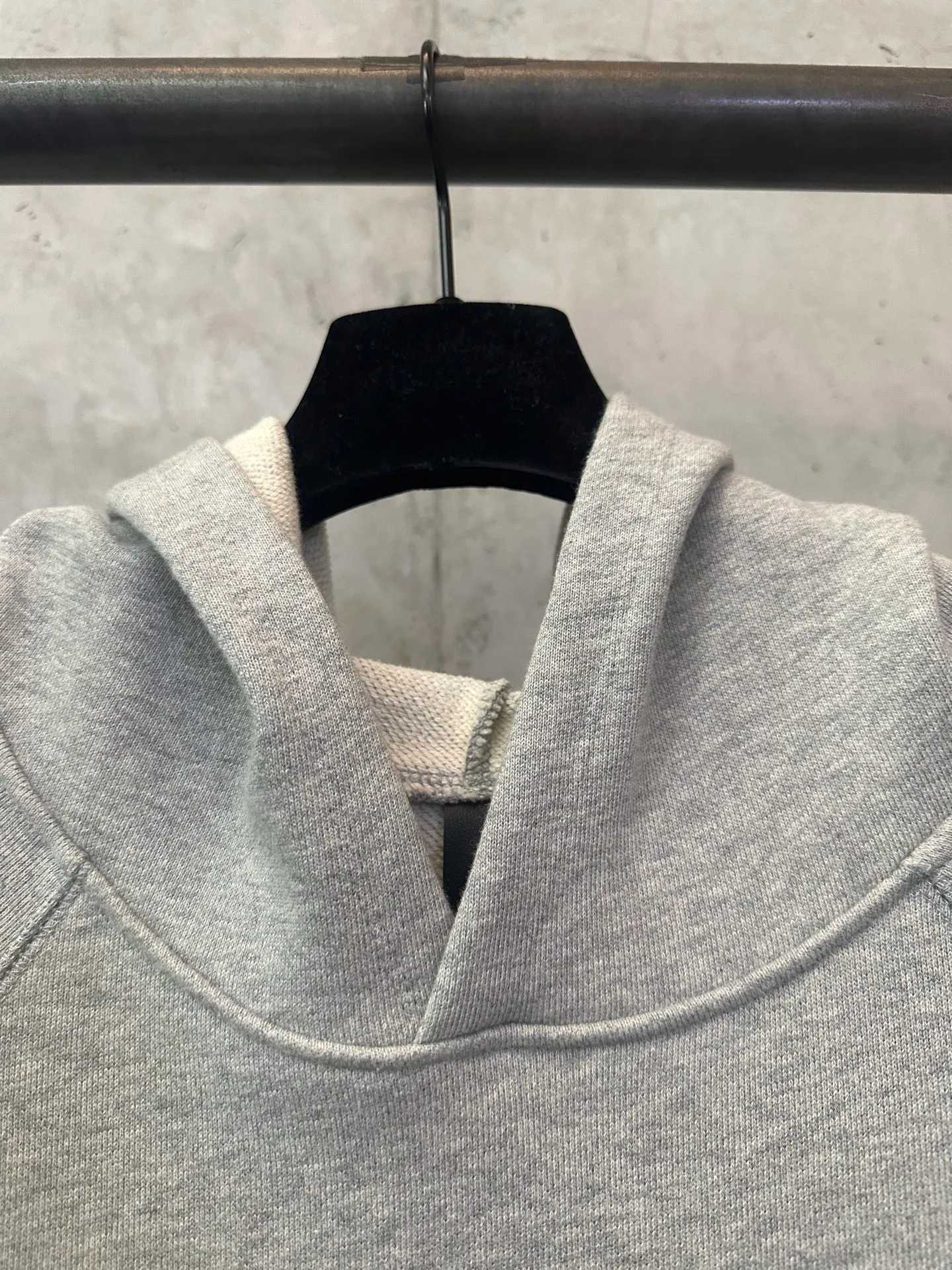 P530 Chrome Hearts ss25 logo embroidered hooded sweatshirt Fabric: Made of heavy fortress intertwined air cotton, full of texture, thick and solid, based on high-end ash tones Decorated with the Chrome Hearts cross patch stitch on the chest Customized hardware Thread Accessories Matching version Same style for men and women -Color: Gray -Size: S M L XL